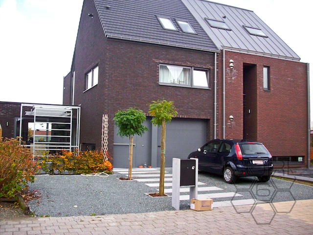 A porous paved front yard just outside Brussels. COREgravel keeps the gravel stable and neat.